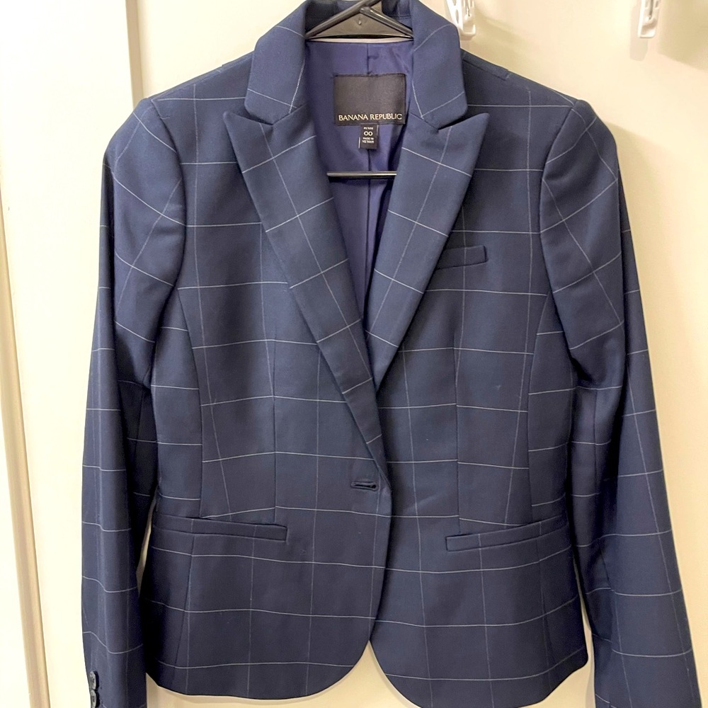 Banana republic women’s suit only wore once